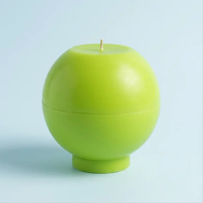 Round Candle - XL 1.65 kg customisable colour and scent in vibrant green.