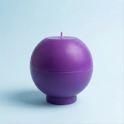Round Candle - XL 1.65 kg in vibrant purple, customizable colour and scent, perfect as a unique centerpiece.